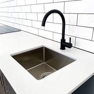 A single undermount sink in a custom kitchen design by Move Homes