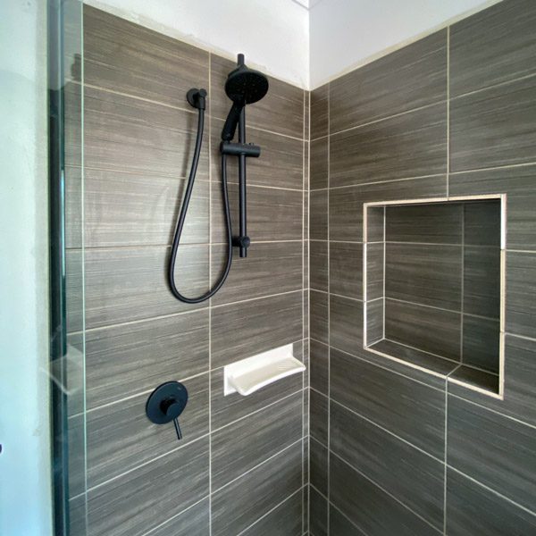 Dark coloured bathroom for a first home buyer by Move Homes