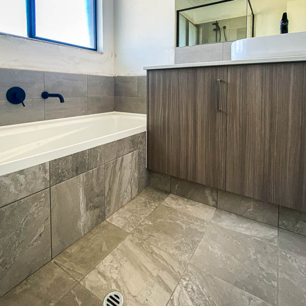 A bathroom by Move Homes in Perth