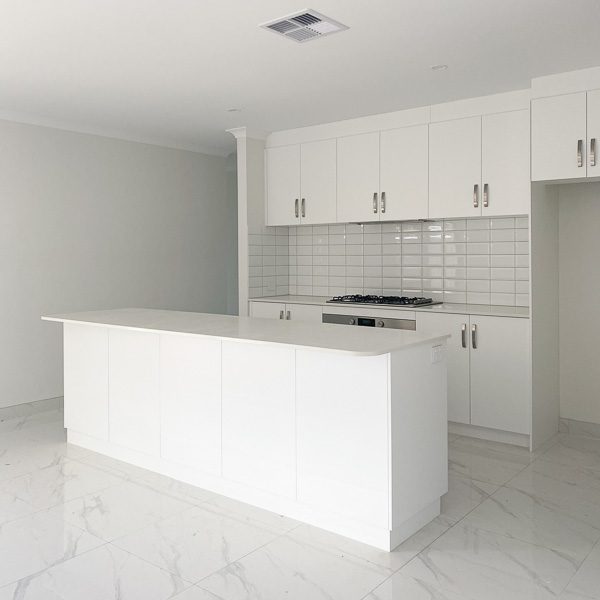A white kitchen by Move Homes
